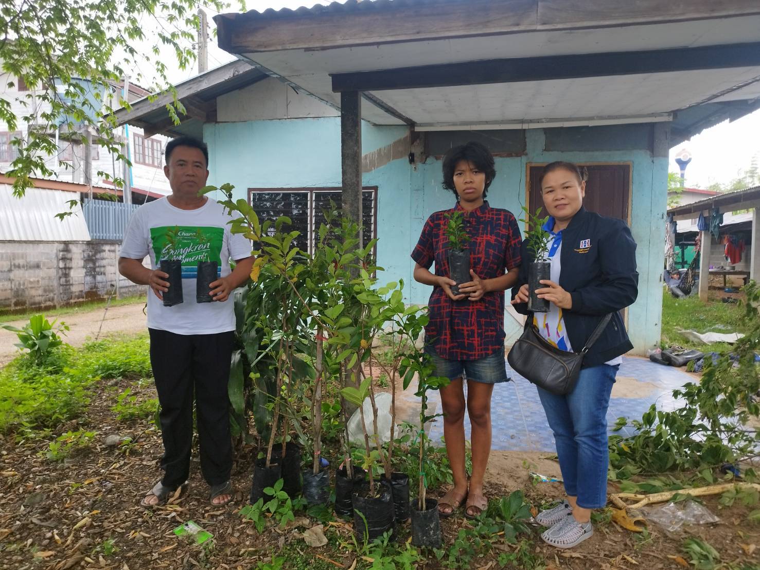 พช.เรณูนคร : รุดช่วยครัวเรือนเป้าหมาย! มอบพันธุ์ไม้และพืชผักสวนครัว สร้างความมั่นคงทางอาหาร แก้ไขปัญหารายได้ยั่งยืน