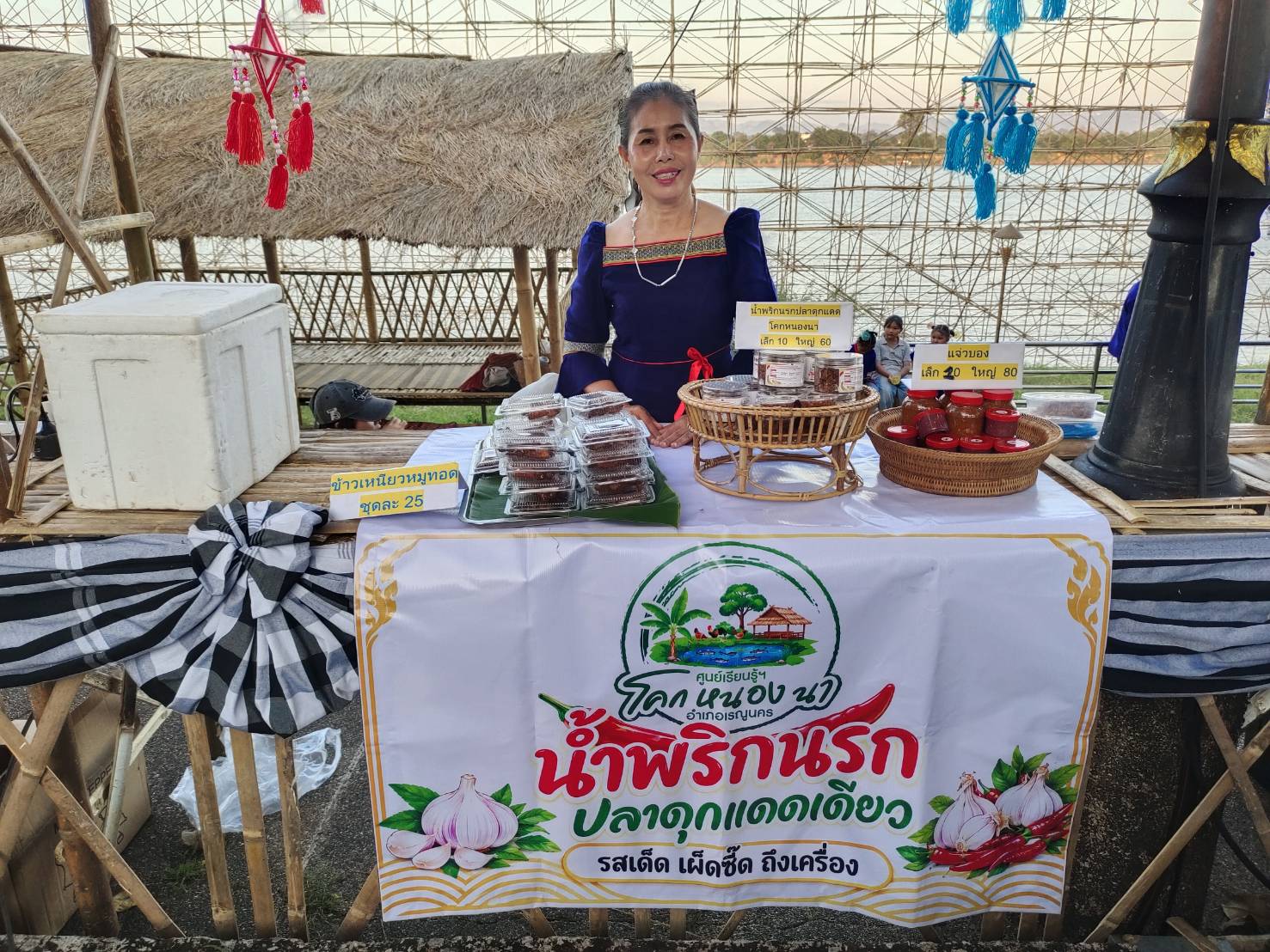พช.เรณูนคร : นำผลิตภัณฑ์โคก หนอง นา และสินค้า OTOP ร่วมจำหน่ายในงานไหลเรือไฟจังหวัดนครพนม ประจำปี 2569 ส่งเสริมเศรษฐกิจฐานราก สร้างรายได้สู่ชุมชน