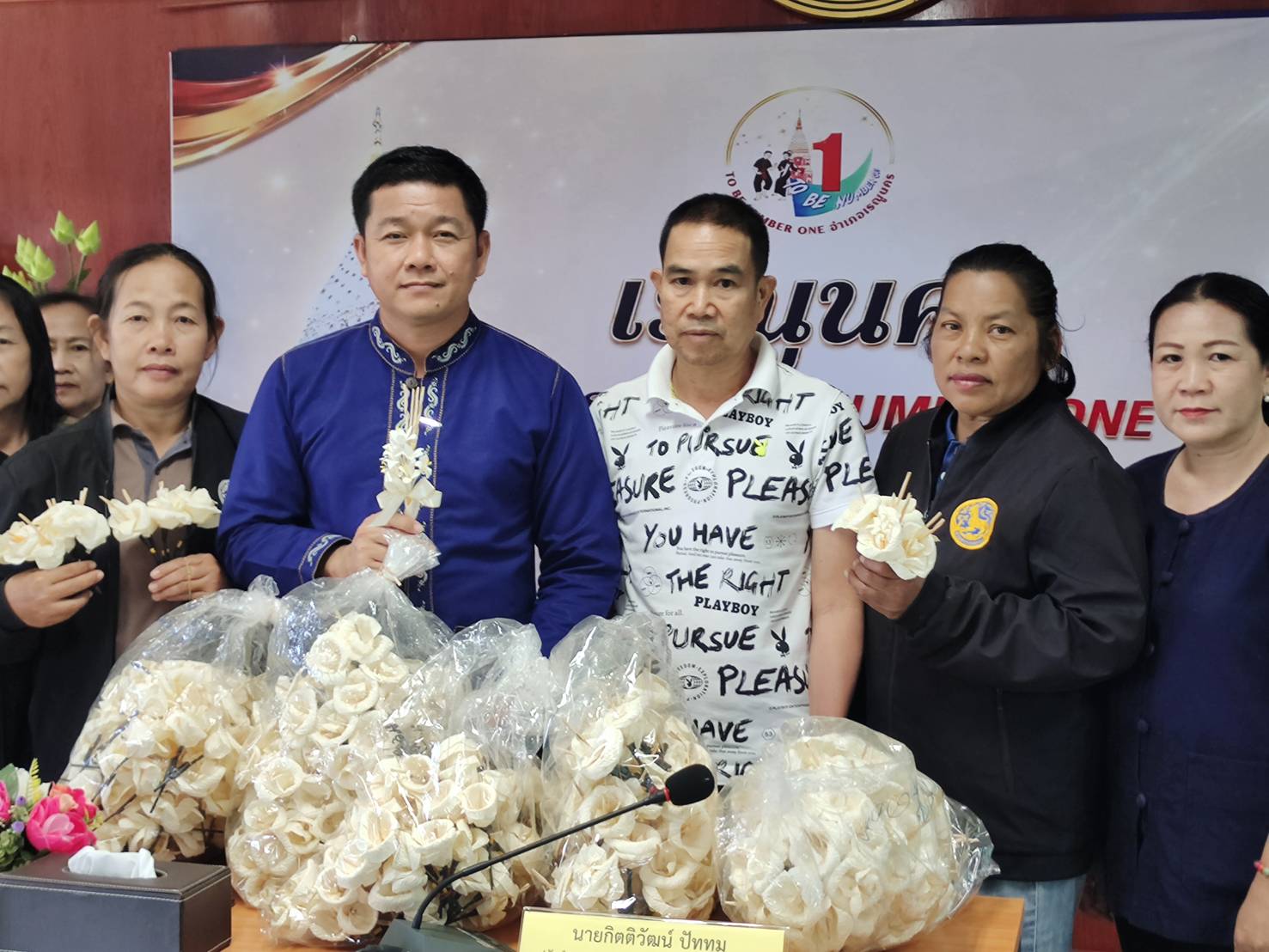 พช.เรณูนคร : ร่วมจัดกิจกรรมประดิษฐ์ดอกไม้จันทน์ ตั้งเป้าหมาย 8,000 ดอก เพื่อน้อมถวายความอาลัยและสำนึกในพระมหากรุณาธิคุณ สมเด็จพระบรมราชชนนีพันปีหลวง