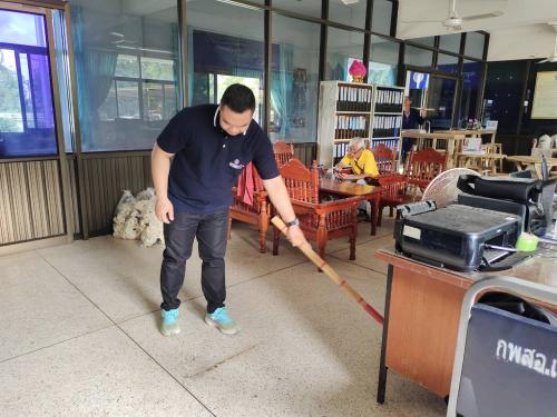 พช.เรณูนคร : ดำเนินกิจกรรมทำความสะอาดสำนักงานตามหลัก 5 ส สร้างสภาพแวดล้อมการทำงานที่เป็นระเบียบและเอื้อต่อการให้บริการประชาชน